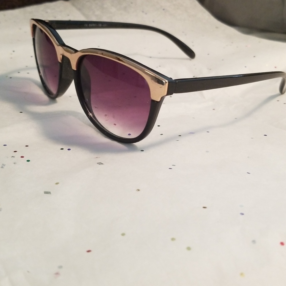 Black with gold rim sunglass - Picture 2 of 4